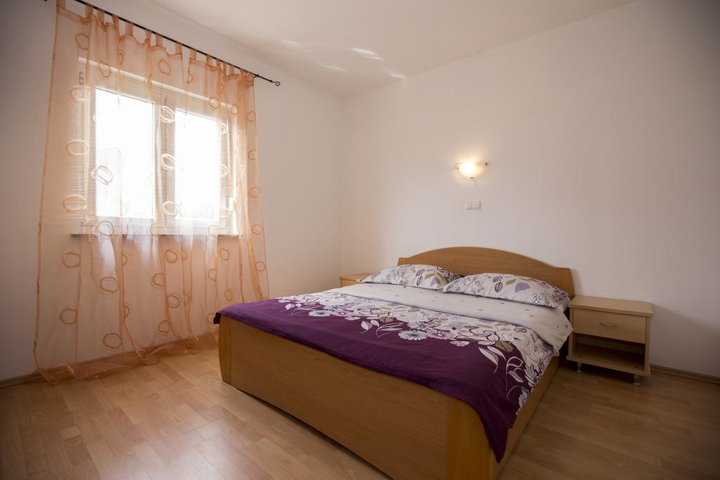 Apartments Simona Lopar Bilik gambar